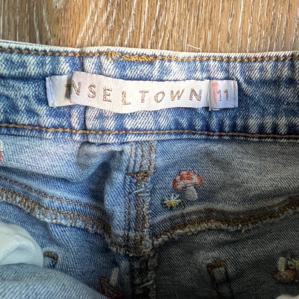 Tinseltown Denim Shorts Women 11 Blue Mushroom Embroidered Frayed Hem High Rise - Picture 2 of 6